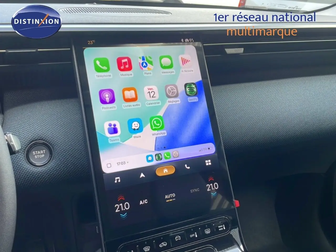 Vue intérieure centrée sur l'écran tactile vertical du tableau de bord du Citroën C5 Aircross Hybrid 2026.