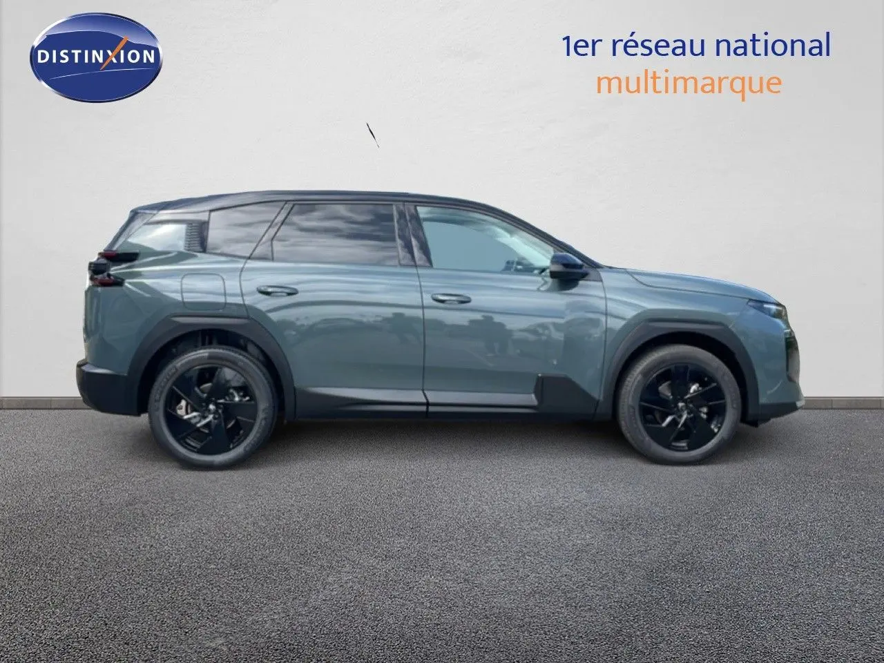 Profil latéral droit du Citroën C5 Aircross Hybrid 145ch en vert Astoria métallisé avec jantes noires et toit noir.