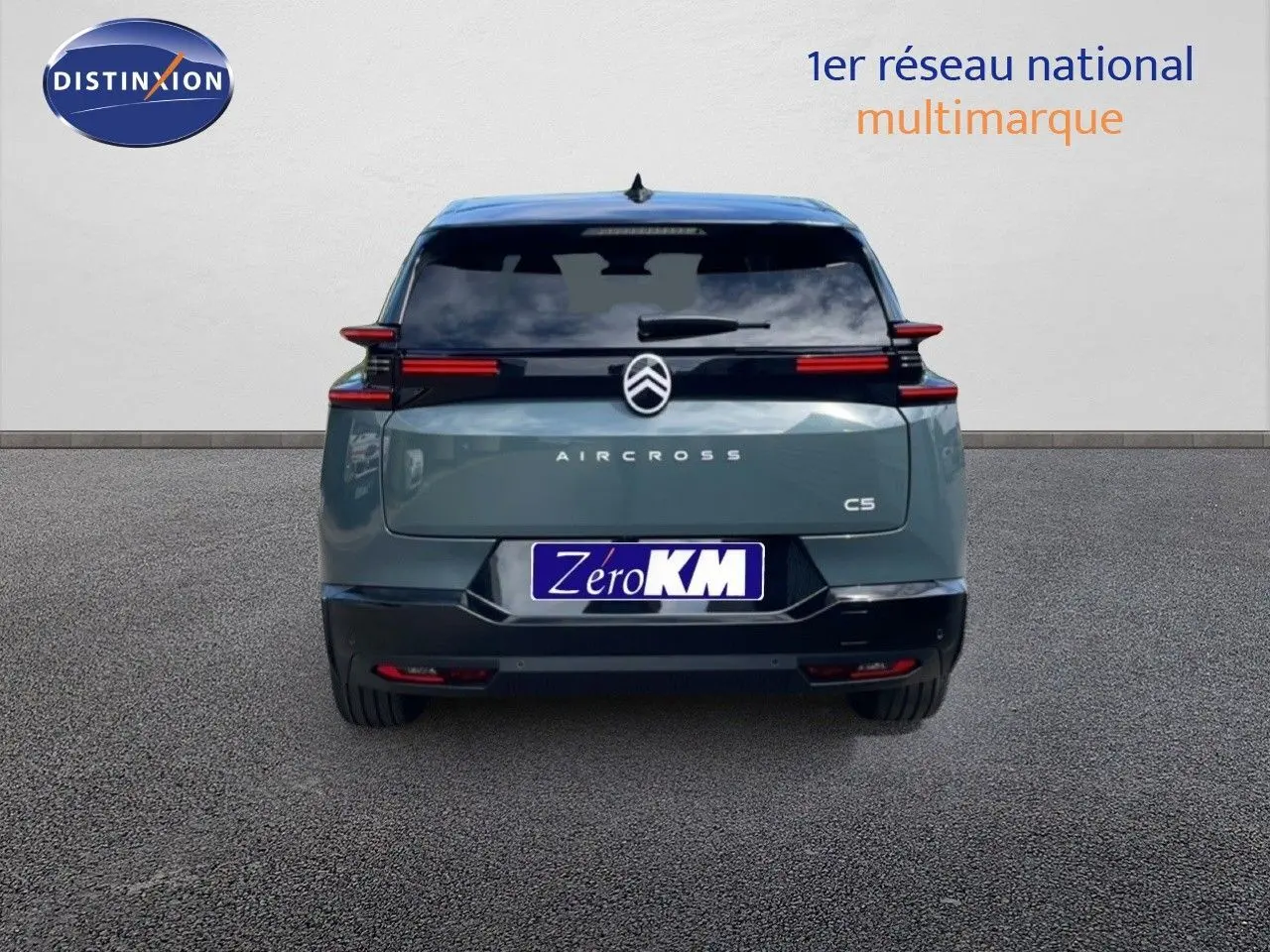 Vue arrière d'un Citroën C5 Aircross Hybrid 145ch en vert Astoria métal avec feux LED horizontaux et vitrage teinté.
