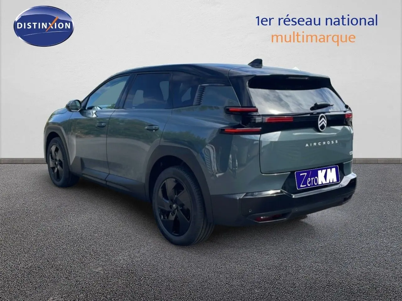 Vue 3/4 arrière droite du Citroën C5 Aircross Hybrid vert Astoria métallisé avec jantes noires et feux arrière LED.