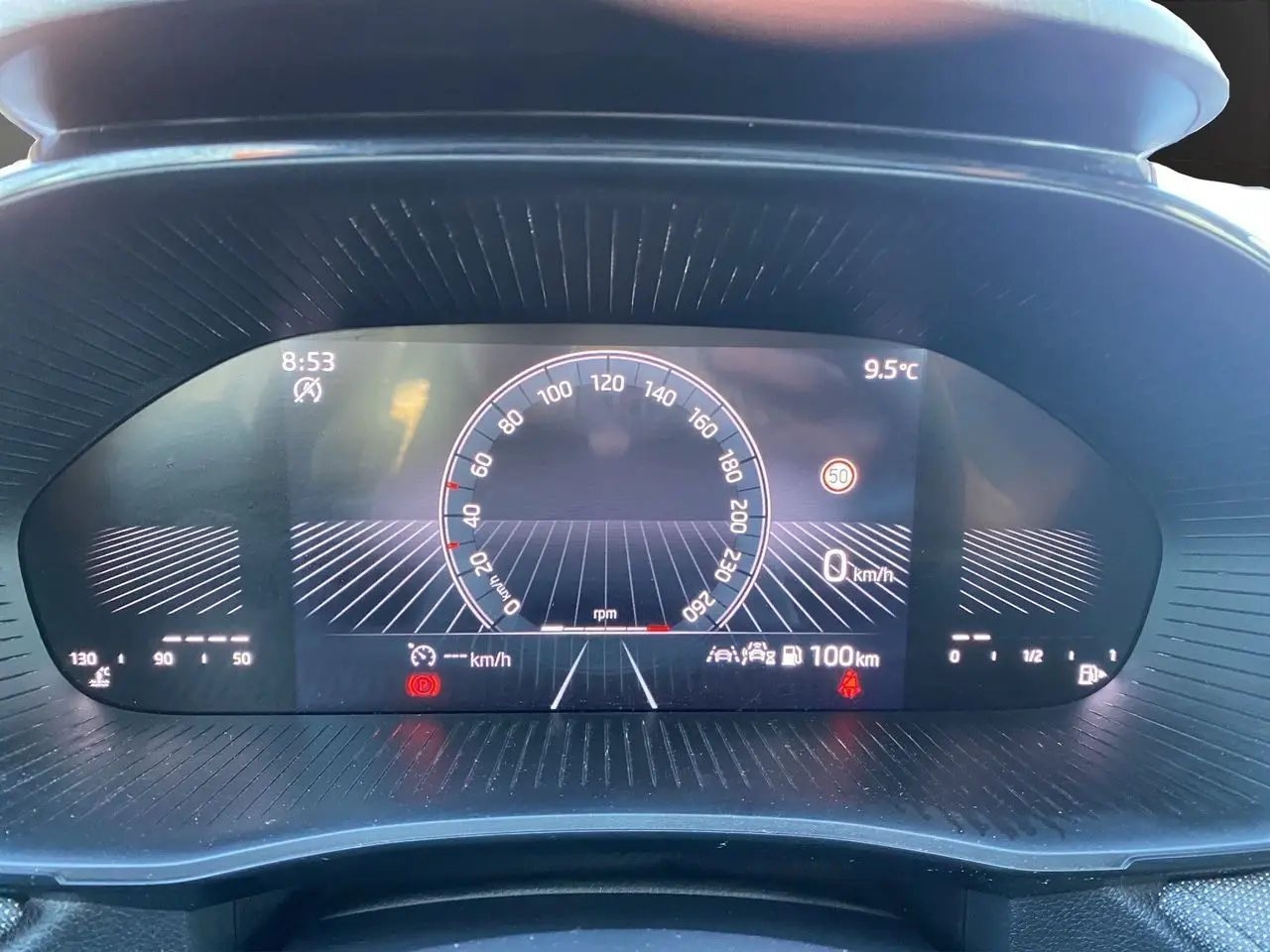 Affichage numérique du tableau de bord de la Skoda Fabia 2024, indiquant vitesse zéro et température extérieure 9,5°C.