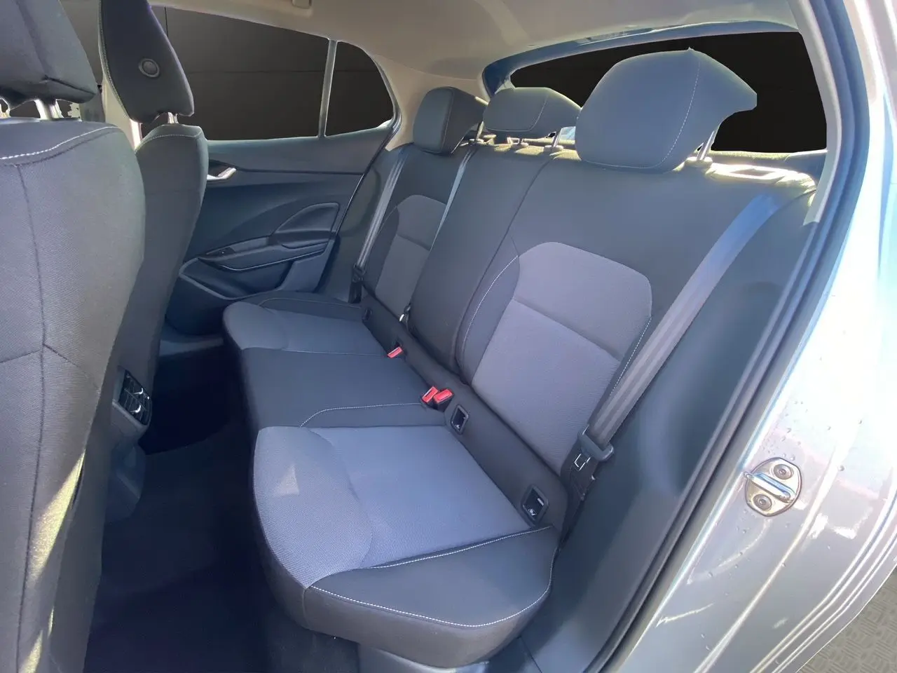 Banquette arrière en tissu gris et noir avec appuie-têtes, vue côté droit de la Skoda Fabia 2024 style.