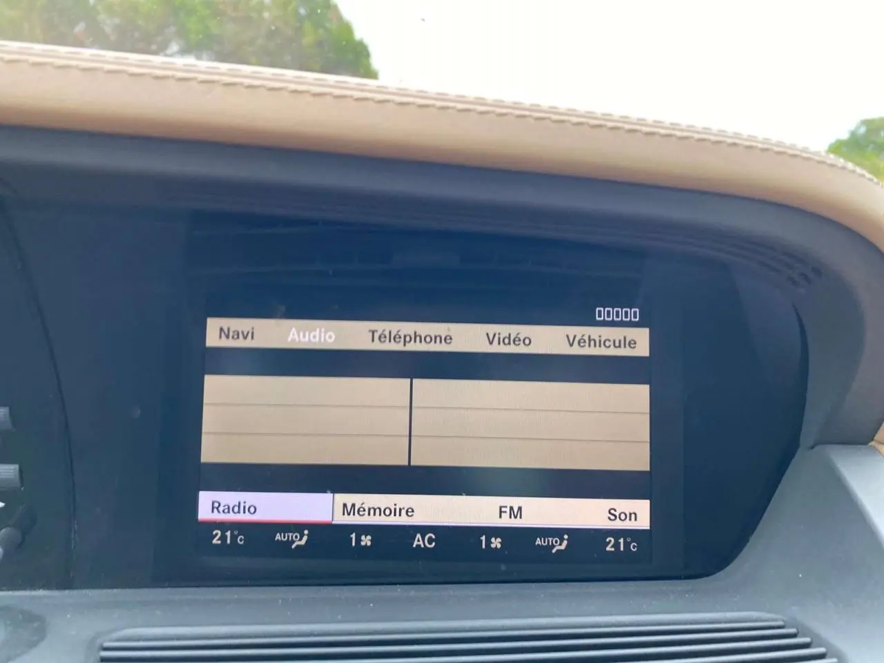 Écran central de la Mercedes Classe S 600 L noir de 2007 affichant le menu audio et la température à 21°C.