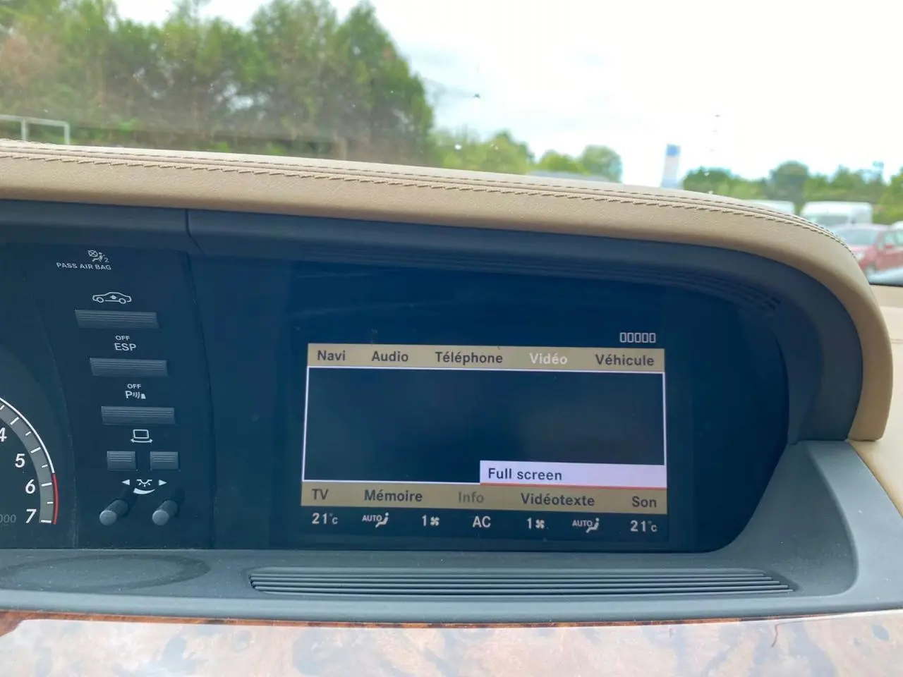 Écran central multimédia allumé dans l'habitacle beige d'une Mercedes Classe S 600 L noire, vue de face rapprochée.