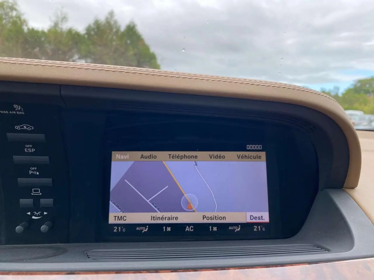 Écran de navigation central avec affichage cartographique dans le tableau de bord en cuir beige d'une Mercedes Classe S noire.