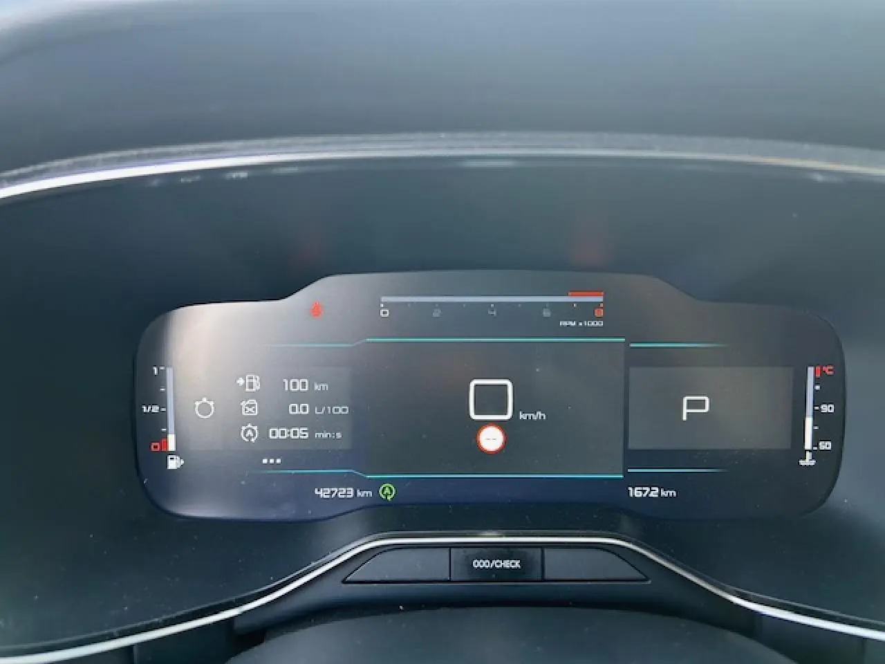 Affichage numérique du tableau de bord du Citroën C5 Aircross 2022, avec indicateurs de vitesse, régime et température moteur.