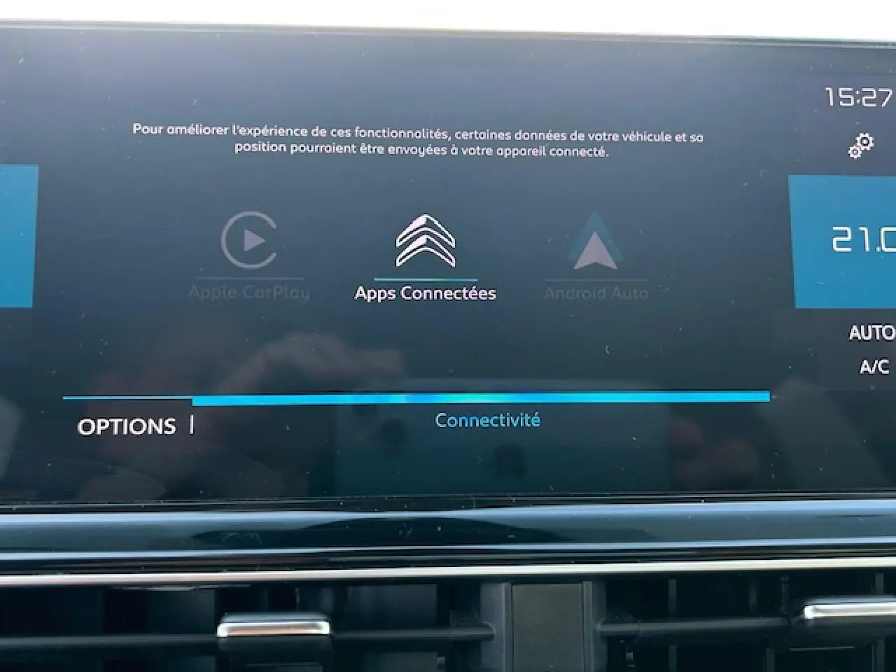 Écran tactile central du tableau de bord du Citroën C5 Aircross gris platinium, affichant les options de connectivité.
