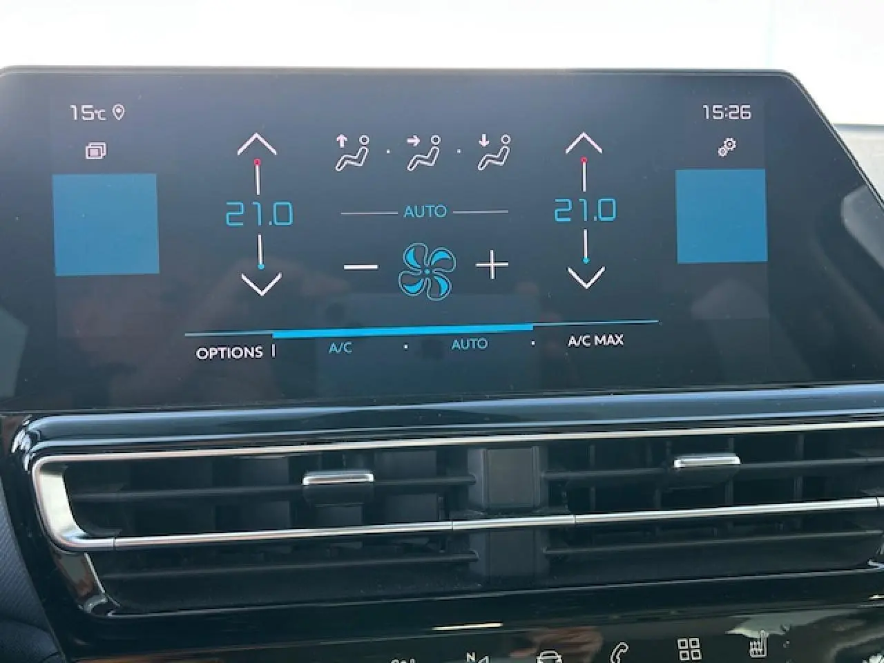 Écran tactile central affichant la climatisation automatique à 21°C dans un Citroën C5 Aircross gris platinium.