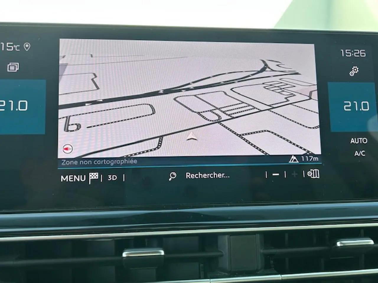 Écran tactile du GPS couleur affichant une carte en 3D dans l'habitacle du Citroën C5 Aircross 2022.