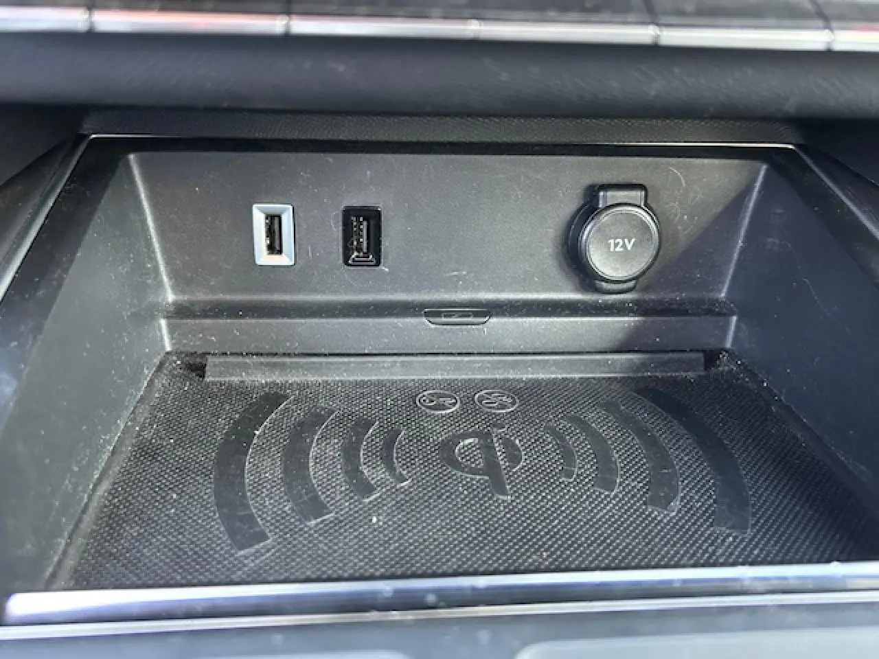 Espace de rangement intérieur avec prise USB, port 12V et surface de recharge sans fil dans une Citroën C5 Aircross.