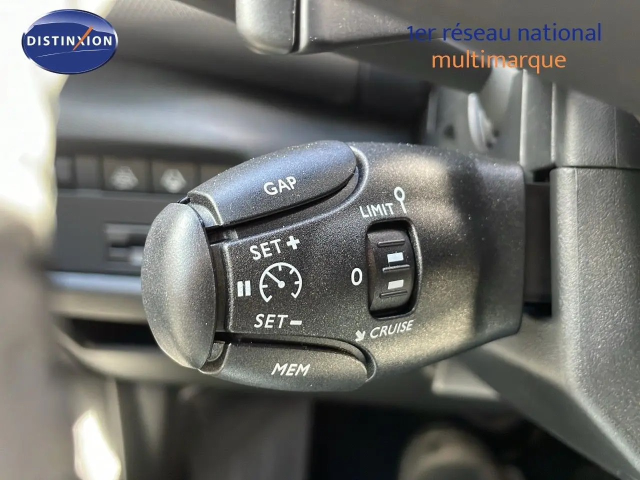 Gros plan sur la commande de régulateur de vitesse du Citroën C5 Aircross 2025, intérieur noir.