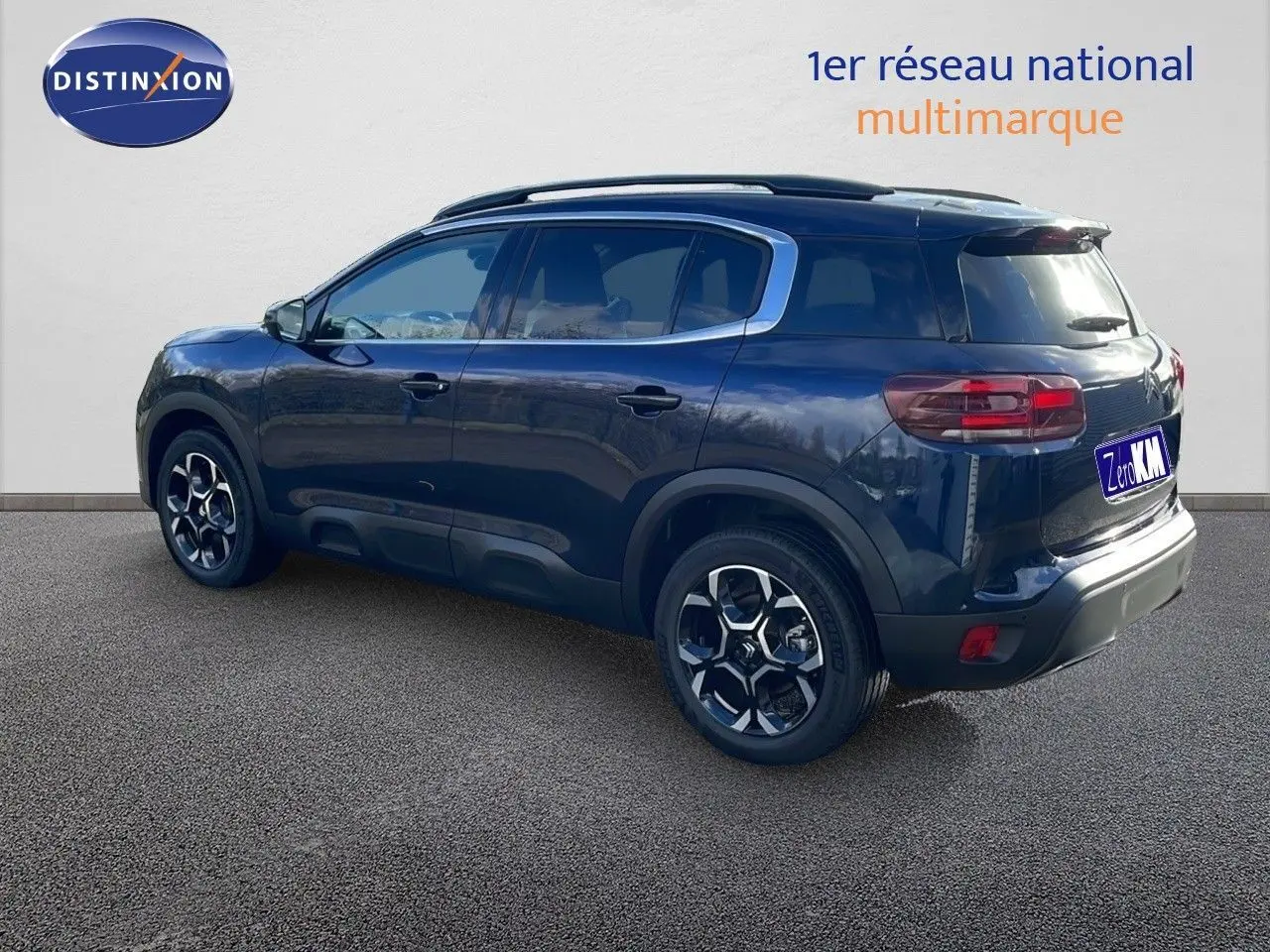 Vue latérale droite d'un Citroën C5 Aircross bleu Eclipse Metal, SUV compact avec jantes alliage et barres de toit.