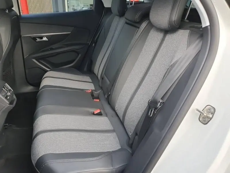 Vue latérale droite de la banquette arrière bicolore gris et noir du Peugeot 3008 blanc nacré 2017, avec ceintures et appuis-tête.