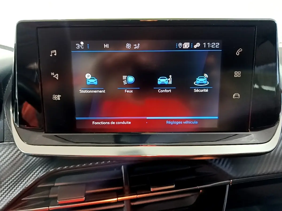Écran tactile central du tableau de bord du Peugeot 2008 gris clair, affichant les réglages de conduite.