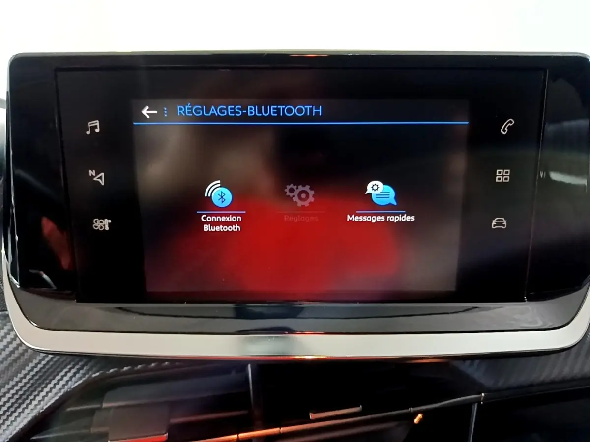 Écran tactile central du tableau de bord du Peugeot 2008 gris clair affichant les réglages Bluetooth.