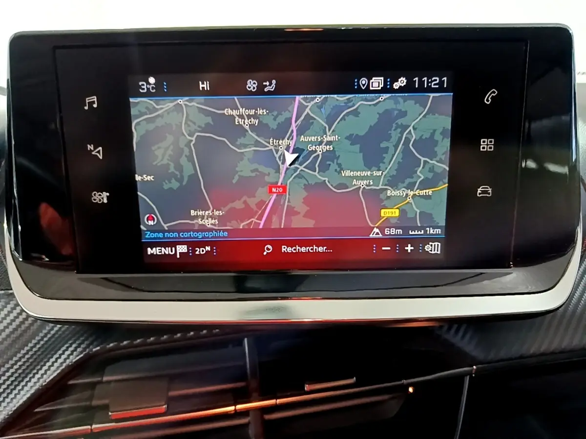 Écran tactile central du système de navigation de la Peugeot 2008 gris clair, affichant une carte routière en intérieur.