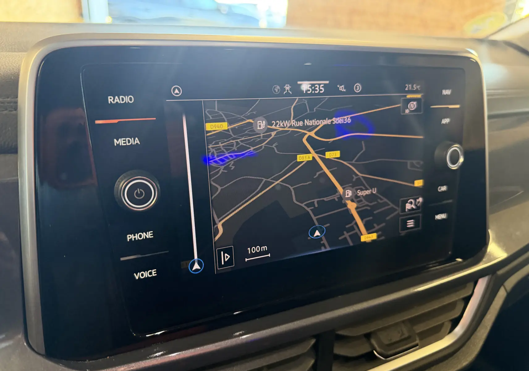 Écran tactile central du Volkswagen T-Roc bleu 2022, affichant la navigation GPS avec carte routière détaillée.