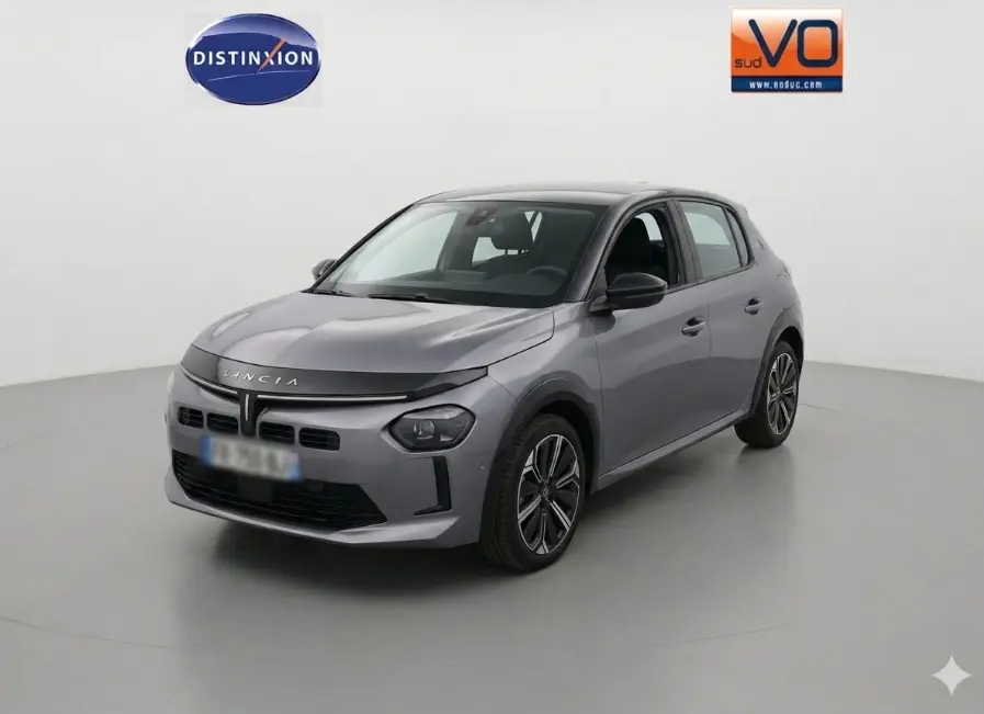 Lancia Ypsilon gris vue 3/4 avant droit, avec jantes 17 pouces et design moderne du bouclier avant.