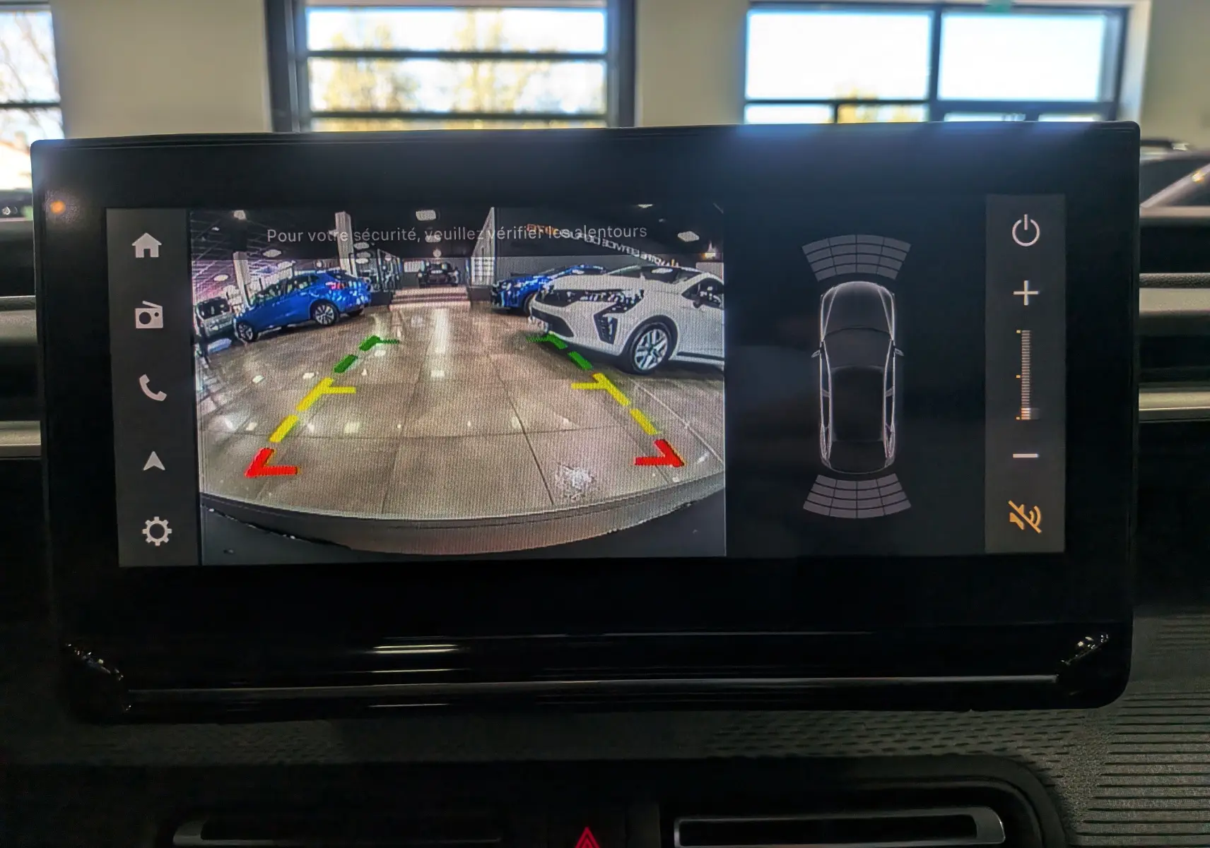 Écran central affichant la caméra de recul avec vue arrière et capteurs de proximité du Citroën C3 Aircross gris Mercury toit noir.