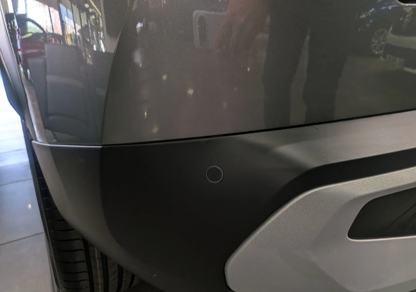 Détail du pare-chocs arrière gris Mercury du Citroën C3 Aircross hybride 2026 avec capteur de stationnement visible.