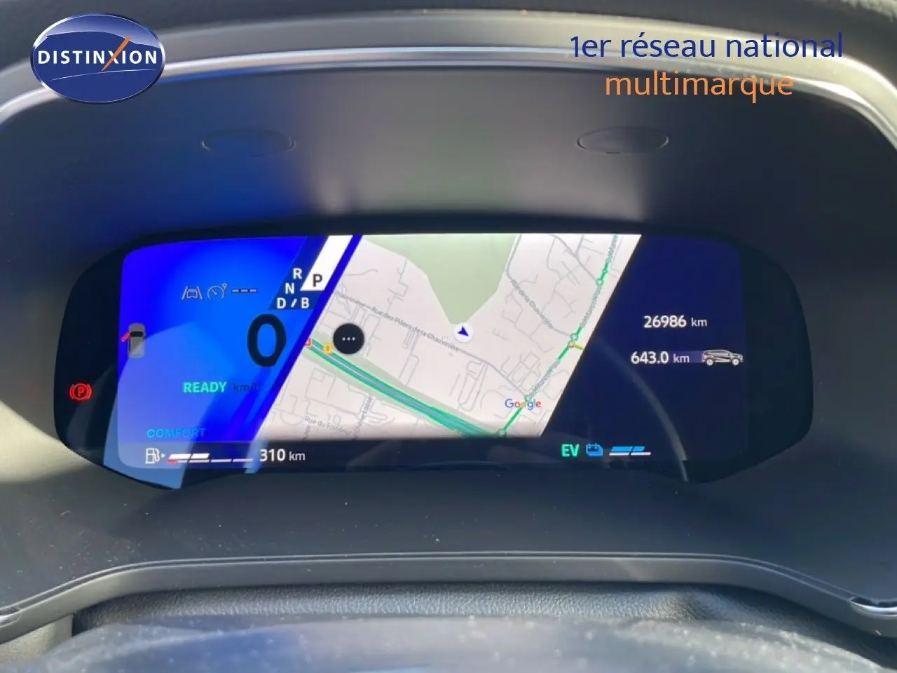 Tableau de bord numérique du Renault Symbioz 2025 affichant la navigation GPS et l'autonomie, vue de face intérieure.