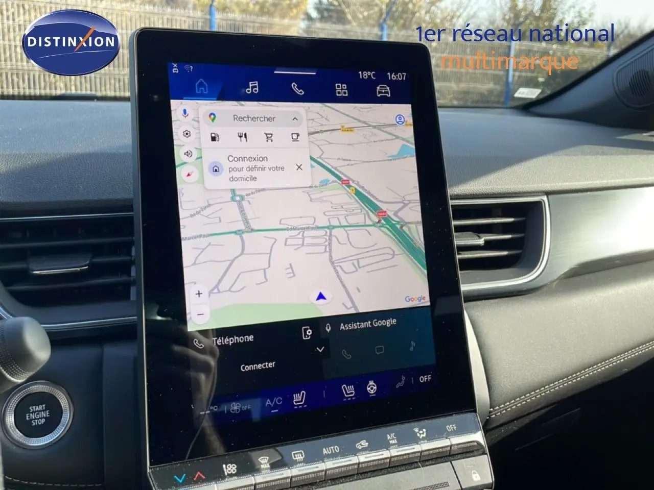 Vue intérieure du tableau de bord du Renault Symbioz 2025, écran tactile central affichant la navigation GPS.