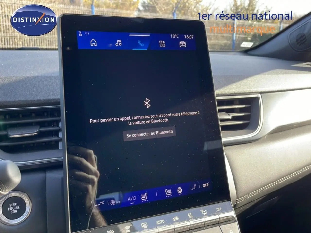 Vue intérieure centrée sur l'écran tactile du tableau de bord de la Renault Symbioz gris cassiopée métal, affichant la connexion Bluetooth.