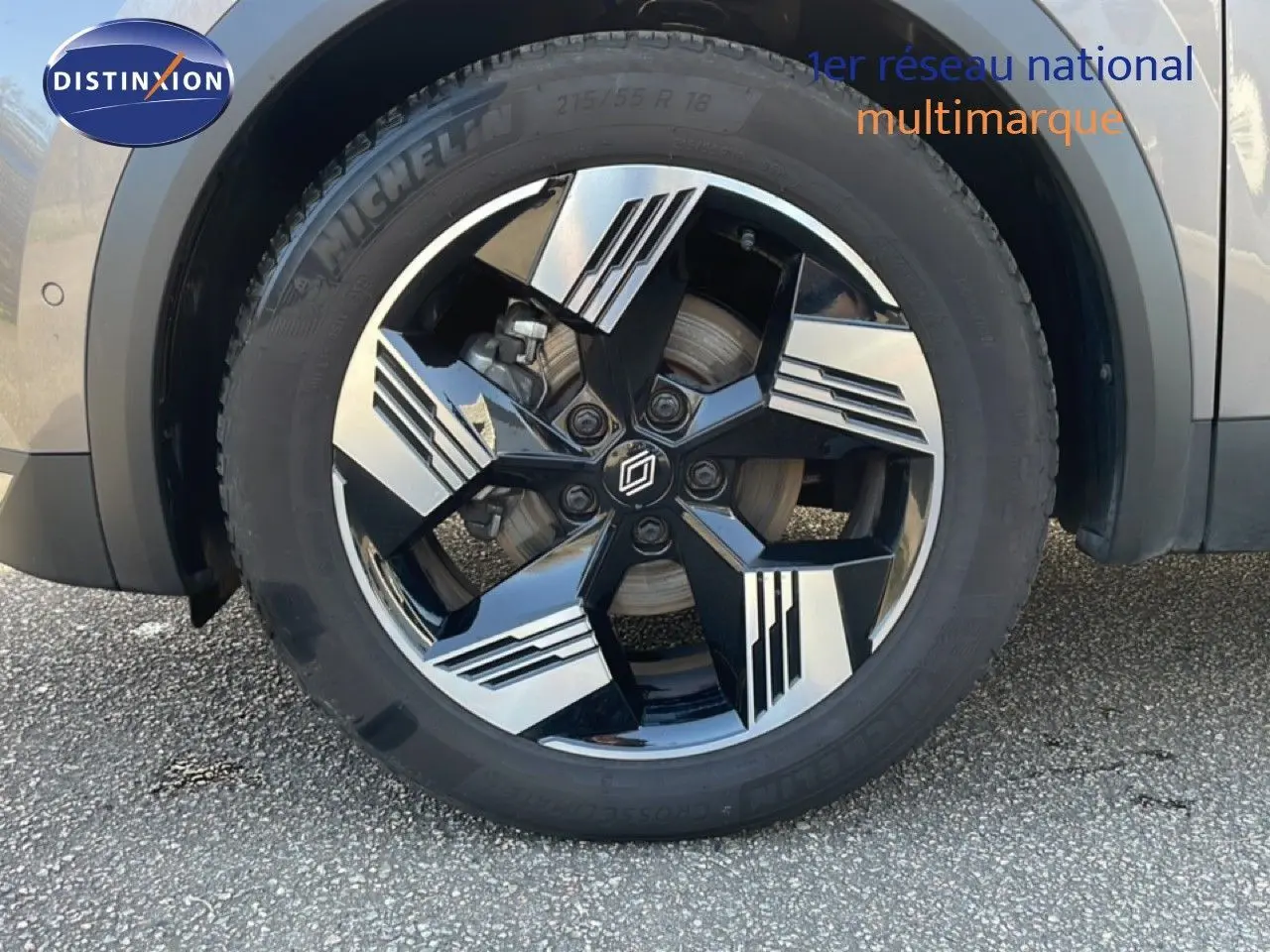 Gros plan sur la roue avant droite gris cassiopée métal du Renault Symbioz avec jante noire et argentée au design géométrique.