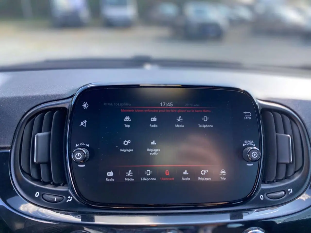 Écran tactile central du tableau de bord de la Fiat 500 2024, affichant les options multimédia et réglages.