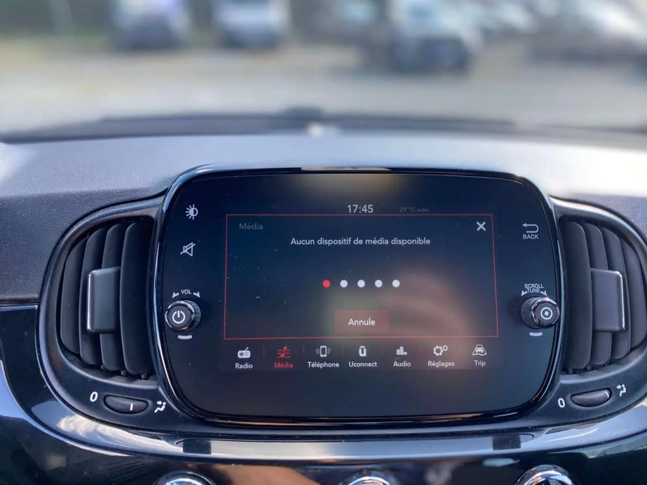 Écran tactile central du tableau de bord de la Fiat 500 2024, affichant le menu média sans périphérique connecté.