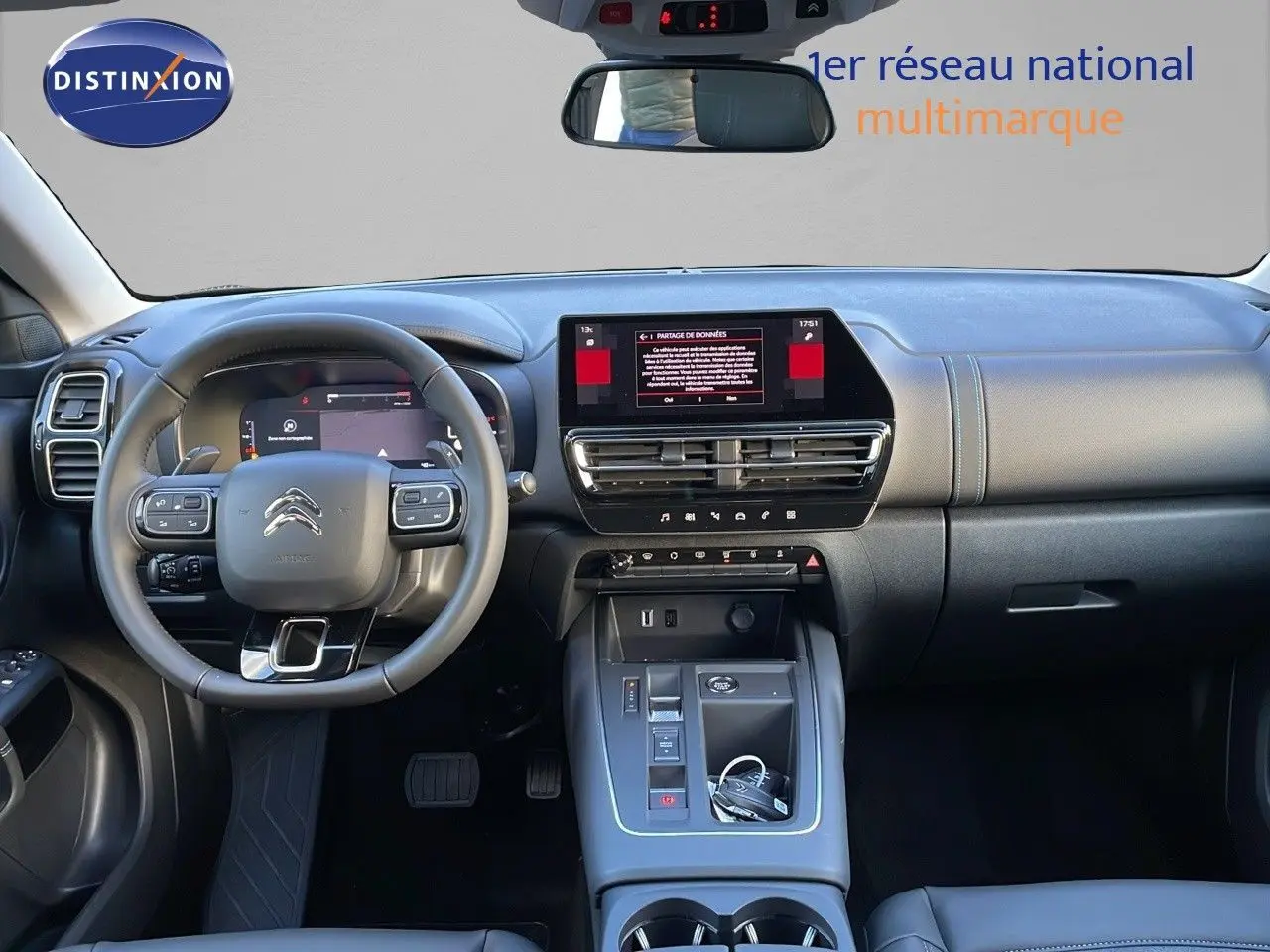 Intérieur du Citroën C5 Aircross 1.5 BlueHDi 130 en vue frontale, tableau de bord et volant noir cuir visibles.