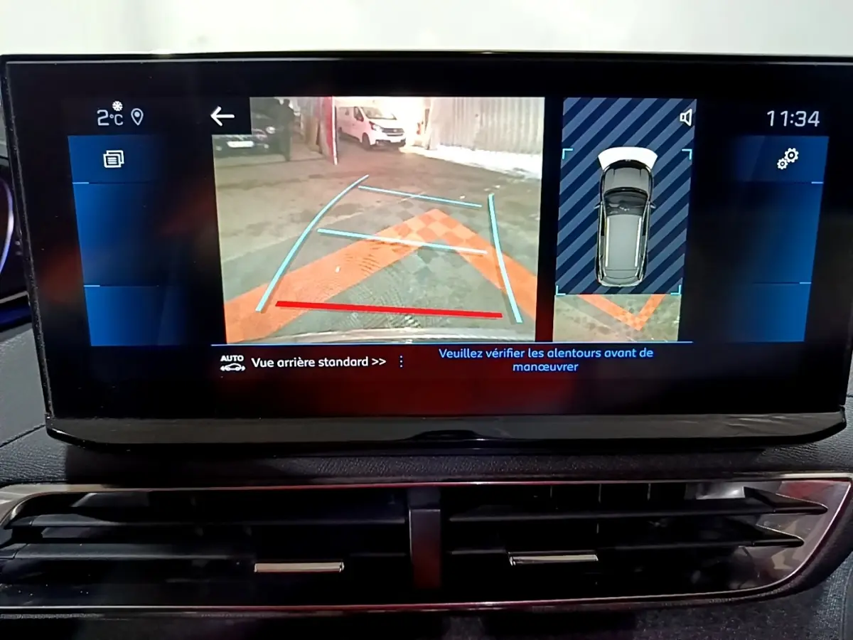 Écran tactile intérieur du Peugeot 3008 noir montrant la caméra de recul avec guidage et vue 360° du véhicule.