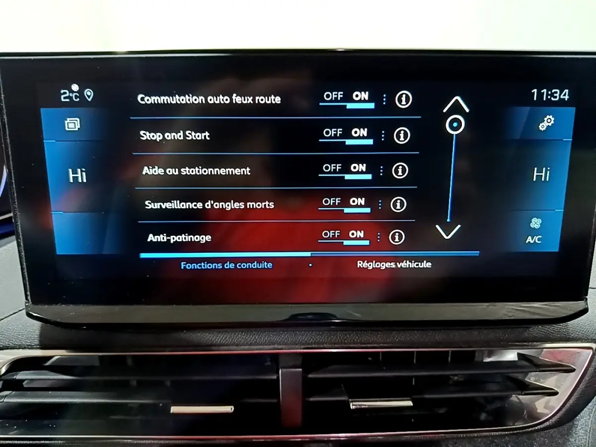 Écran tactile central du Peugeot 3008 noir 2022 affichant les réglages d'aide à la conduite et climatisation.