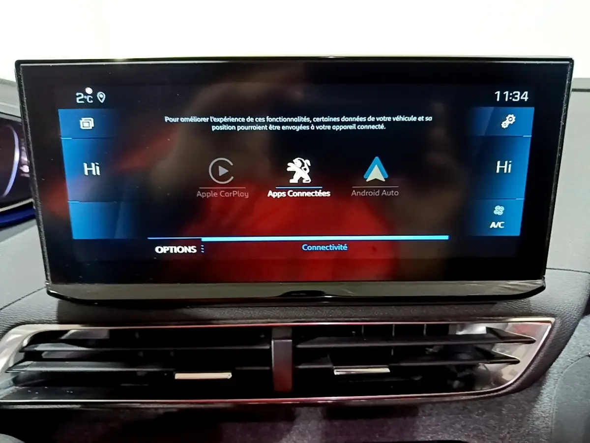 Écran tactile central du tableau de bord du Peugeot 3008 noir, affichant Apple CarPlay et Android Auto.