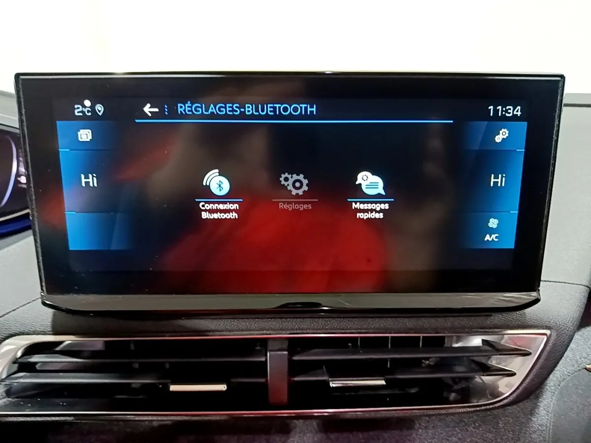 Écran tactile central affichant les réglages Bluetooth du Peugeot 3008 noir, vue intérieure frontale rapprochée.