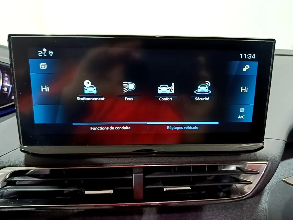 Écran tactile central du tableau de bord du Peugeot 3008 noir, affichant les fonctions de conduite et réglages véhicule.