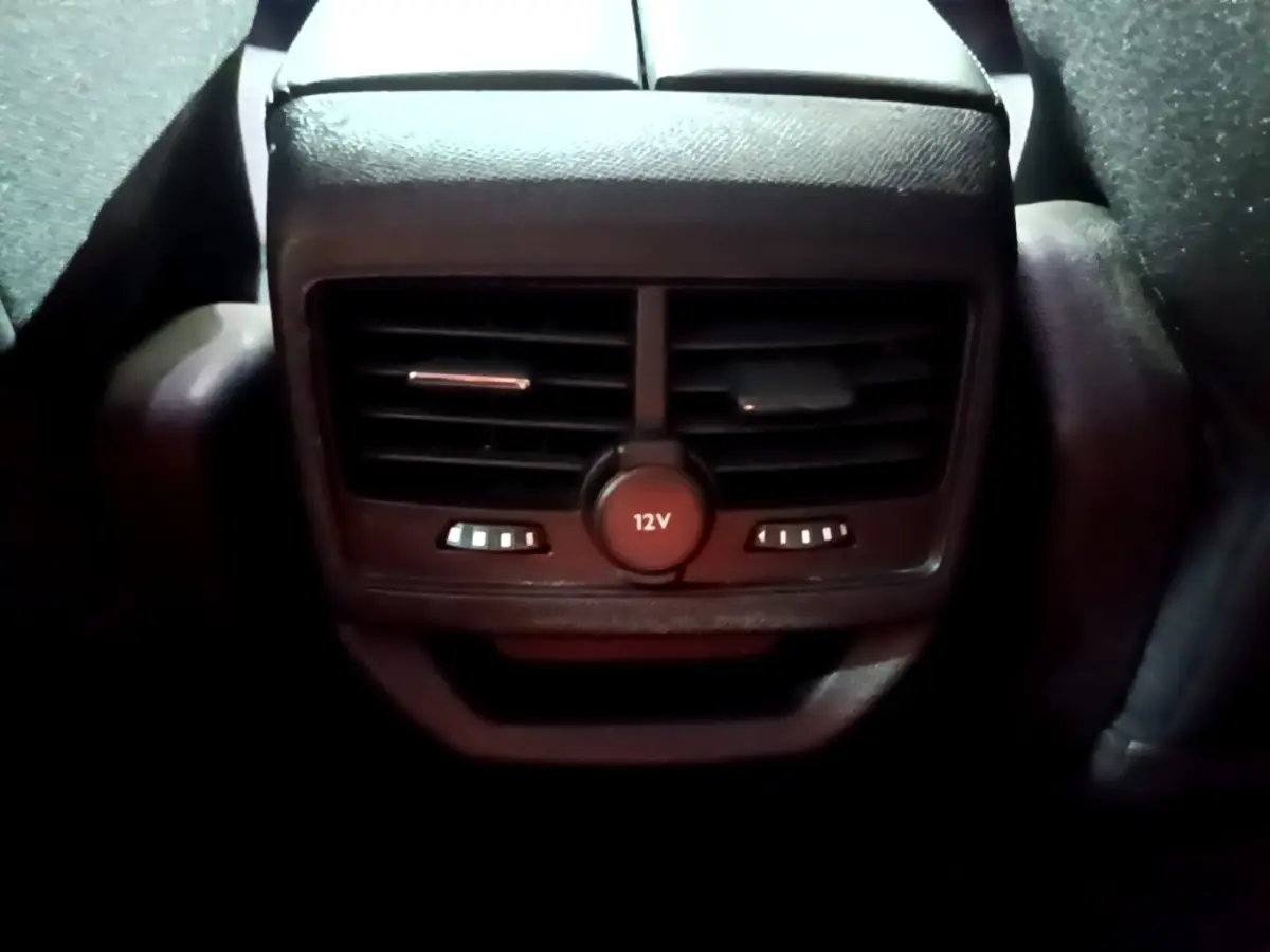 Gros plan sur la prise 12V et les aérateurs arrière noirs du Peugeot 3008 BlueHDi 130 Allure Pack 2022.