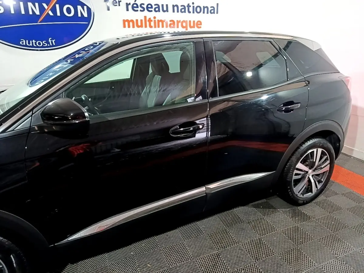 Profil droit du Peugeot 3008 noir 2022, avec jantes alliage et détails chromés sur les bas de porte.