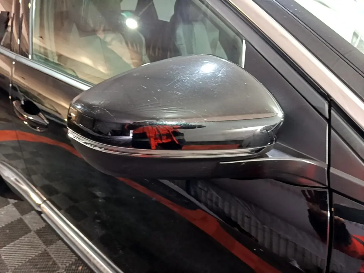 Rétroviseur droit noir brillant du Peugeot 3008 2022 avec clignotant intégré, vue rapprochée côté conducteur.