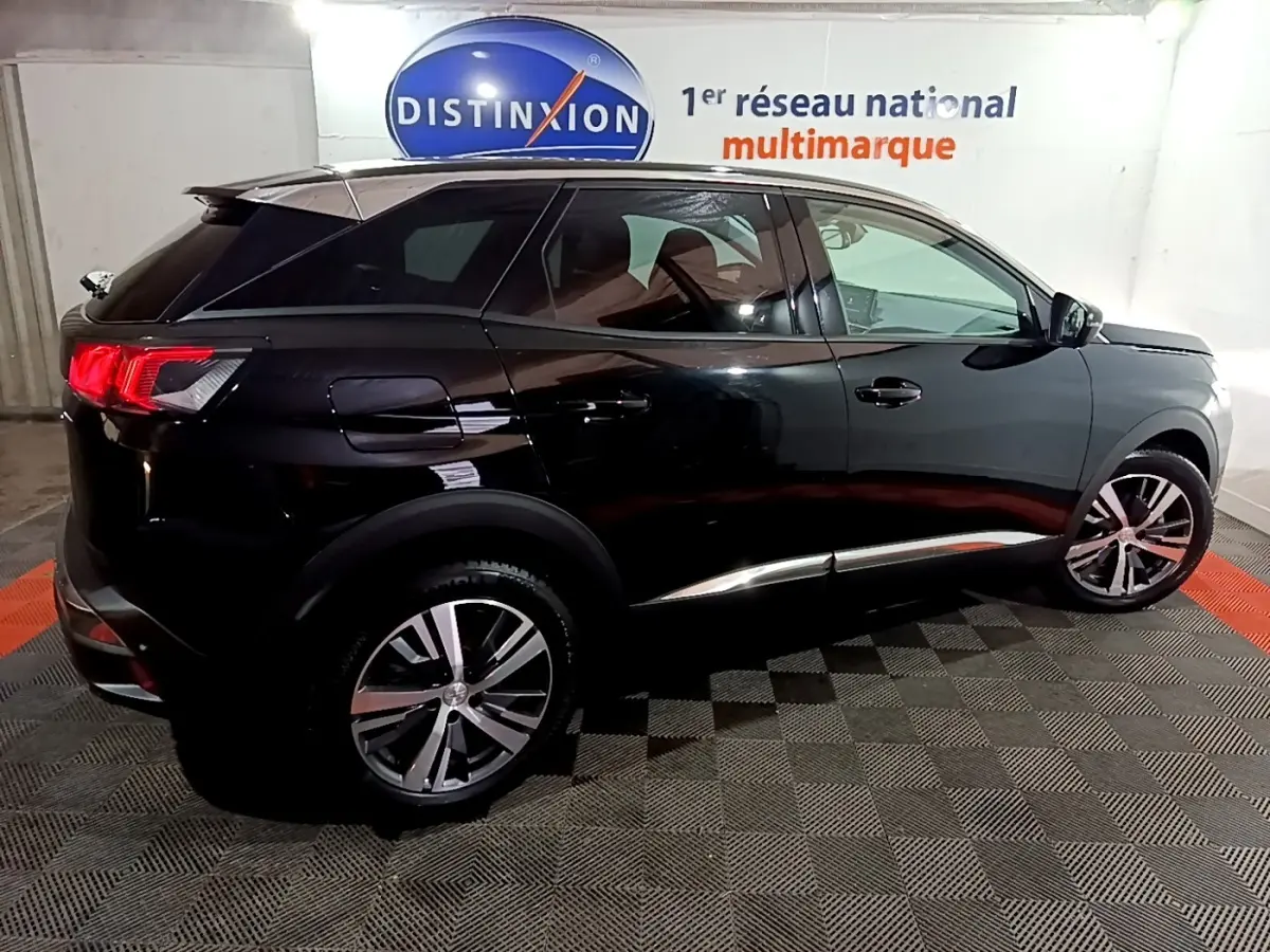 Peugeot 3008 noir vue de profil droit en intérieur, soulignant les jantes alliage et les feux arrière LED.