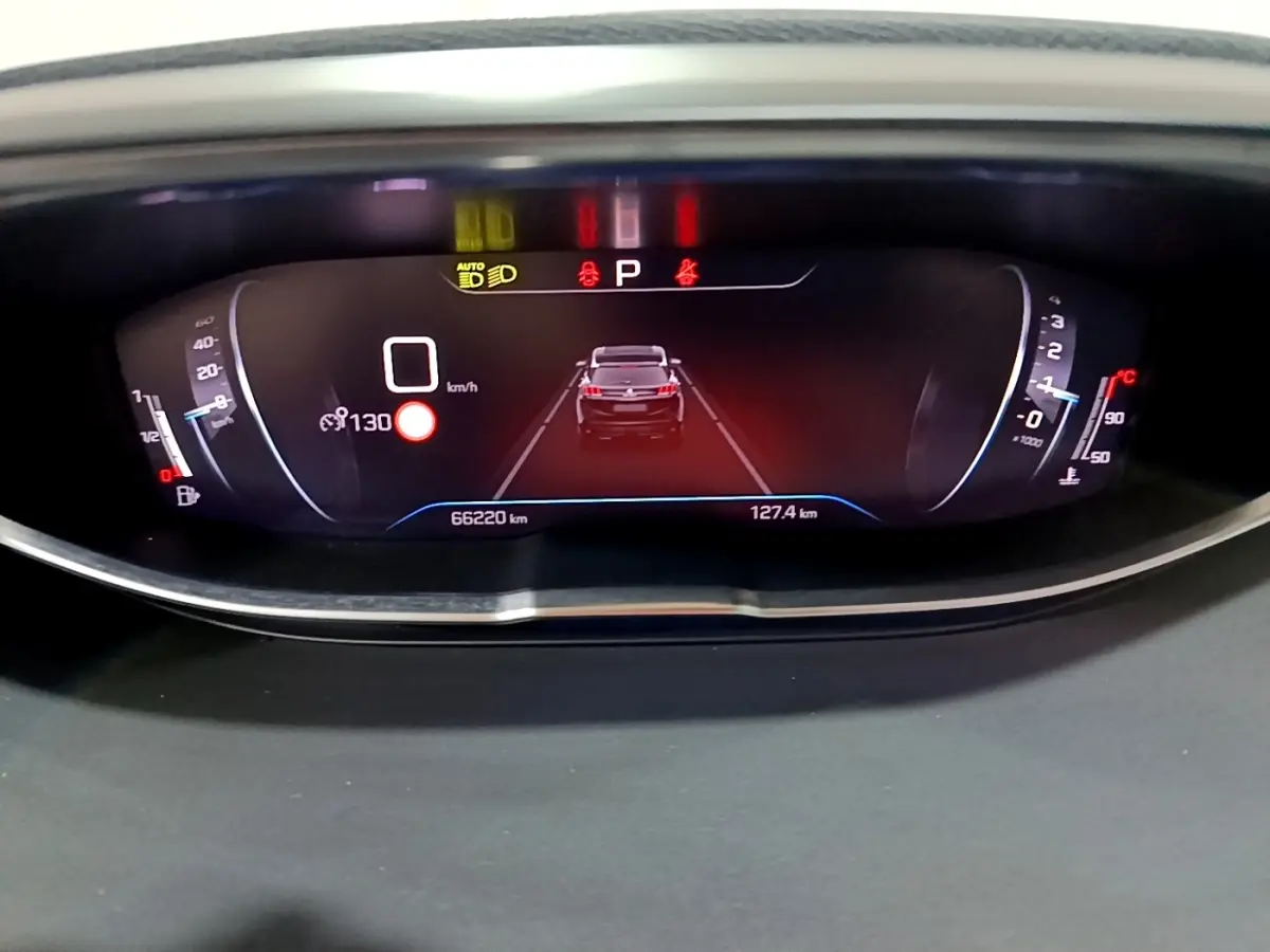 Affichage numérique du tableau de bord du Peugeot 3008 noir, vue frontale centrée sur l'écran multifonctions.