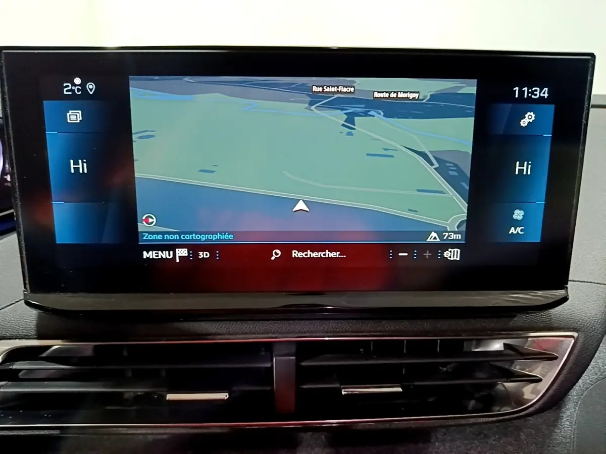Écran tactile central du tableau de bord du Peugeot 3008 noir, affichant la navigation en mode 3D.