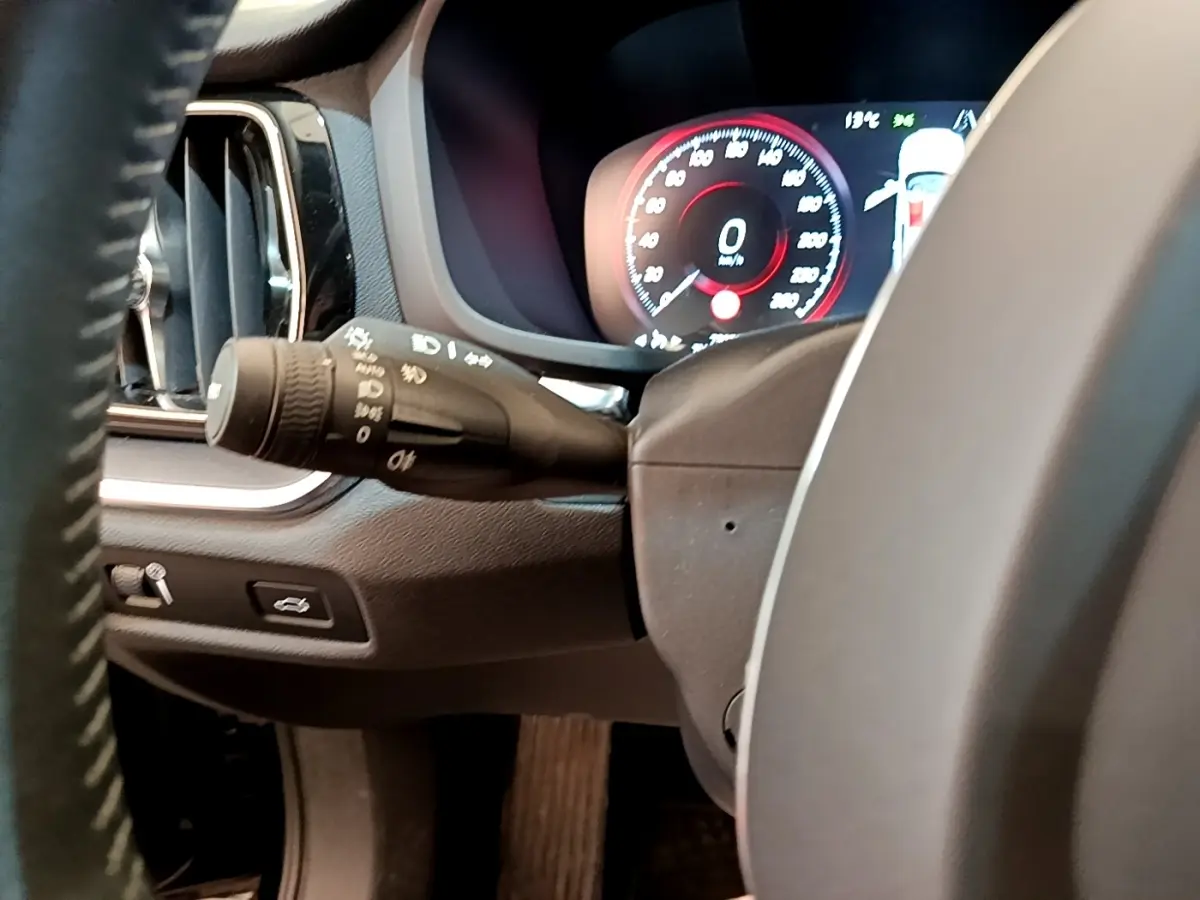 Vue rapprochée du tableau de bord et du volant noir d’une Volvo V60 D3 2020 avec affichage numérique et commandes au volant.