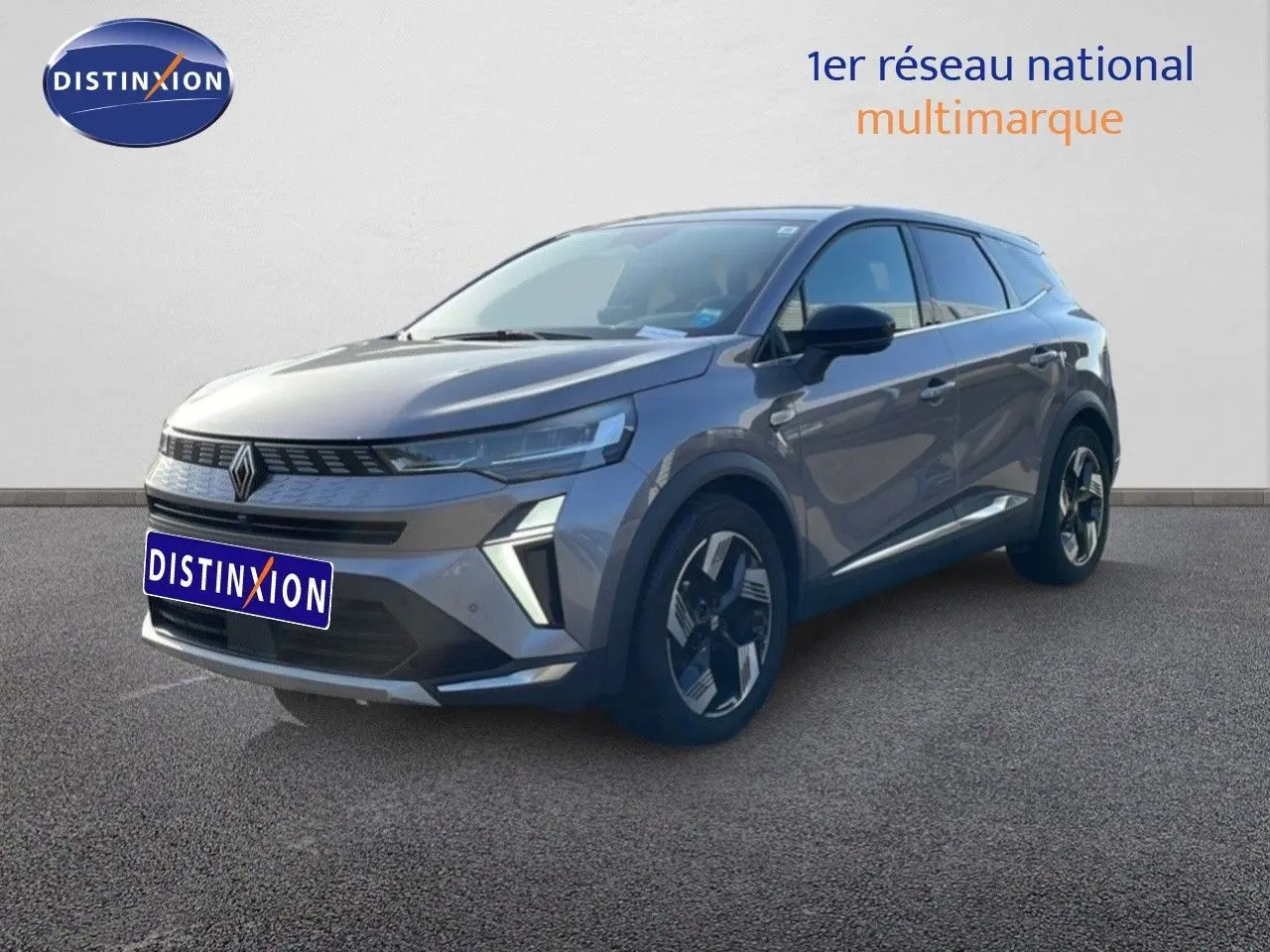 Renault Symbioz gris cassiopée métal en 3/4 avant droit, SUV hybride avec calandre distinctive et jantes stylisées.
