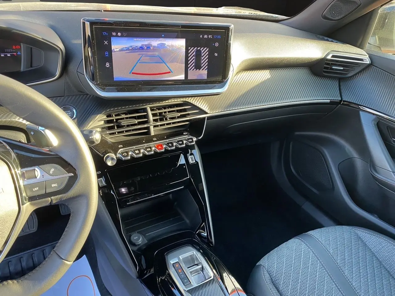 Intérieur du Peugeot 2008 2024, vue du tableau de bord côté conducteur avec écran tactile affichant la caméra de recul.