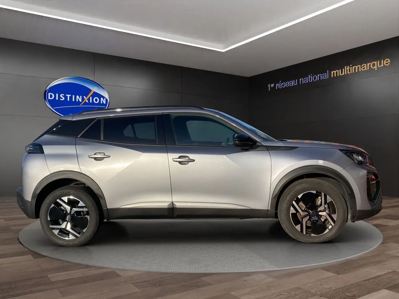 Peugeot 2008 2024 gris Artense vue profil côté gauche, soulignant ses jantes noires et toit noir contrastant.