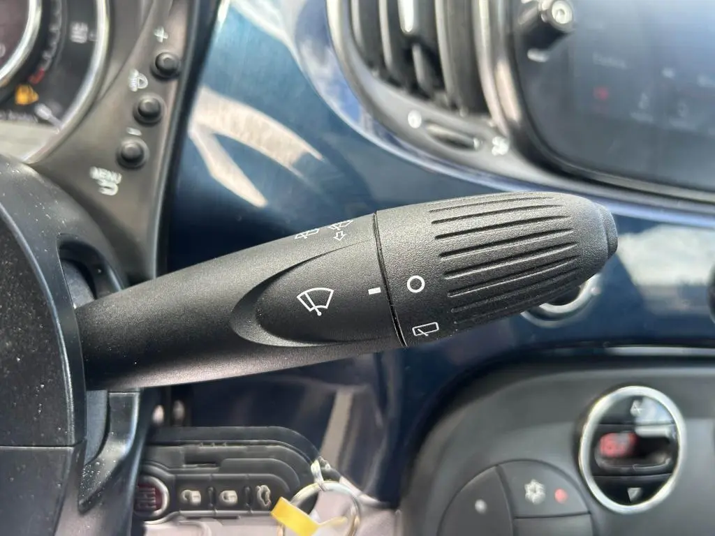 Gros plan sur la commande d'essuie-glace dans l'habitacle bleu d'une FIAT 500 2024 version Dolcevita.