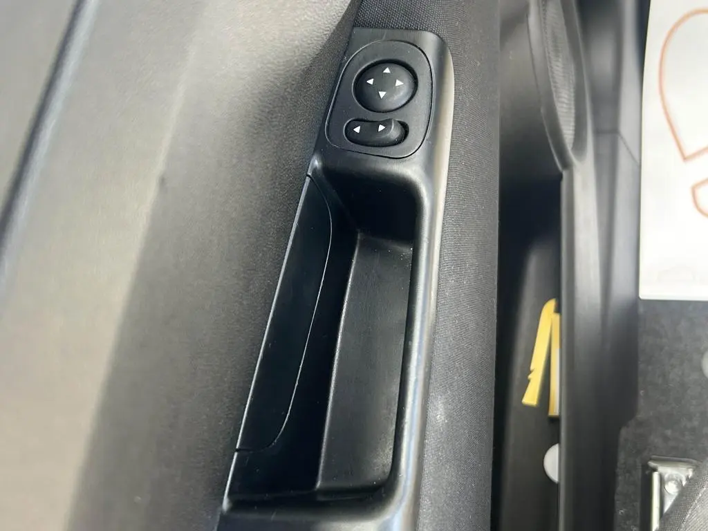 Gros plan sur les commandes de réglage des rétroviseurs côté conducteur de la FIAT 500 Dolcevita 2024 bleu.