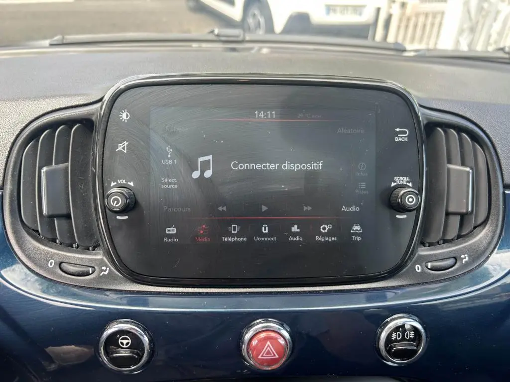 Tableau de bord bleu de la Fiat 500 2024 avec écran tactile central affichant "Connecter dispositif" en gros plan.