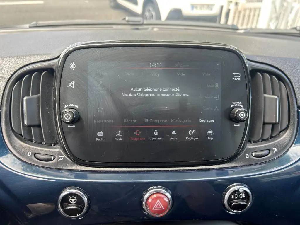 Écran tactile central du tableau de bord d'une FIAT 500 bleu 2024 avec commandes et boutons ronds visibles.